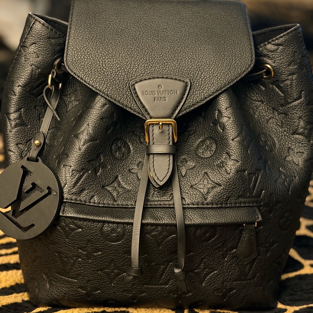 Authentic Louis Vuitton black montouris backpack GREAT CONDITION